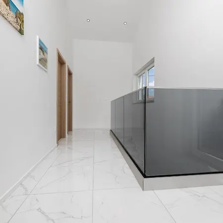 George Villa Zupanje