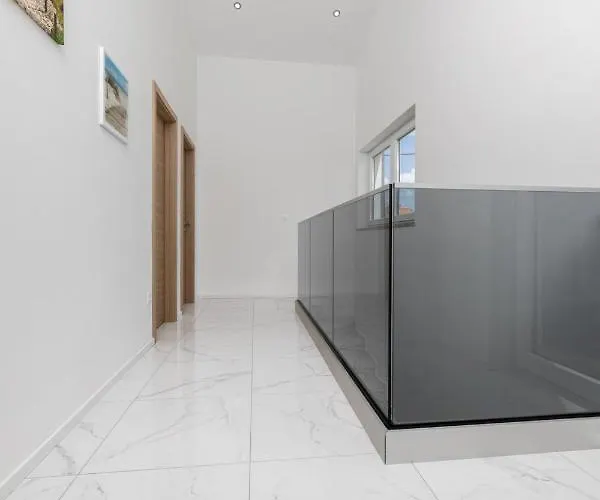 George Villa Županje