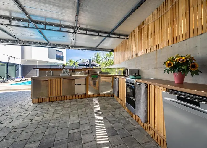 George Villa Zupanje