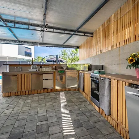 George Villa Županje